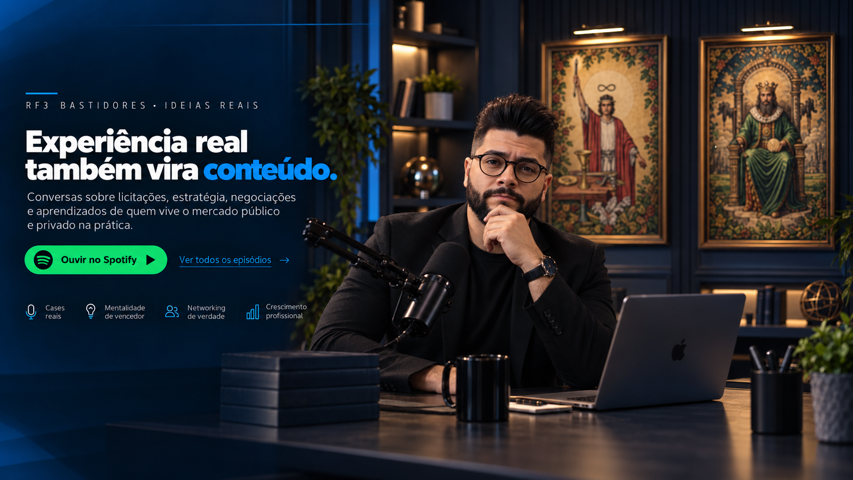 RF3 Bastidores: CEO em estúdio com microfone, notebook, caneca e os quadros O Mago e Rei de Pentáculos.